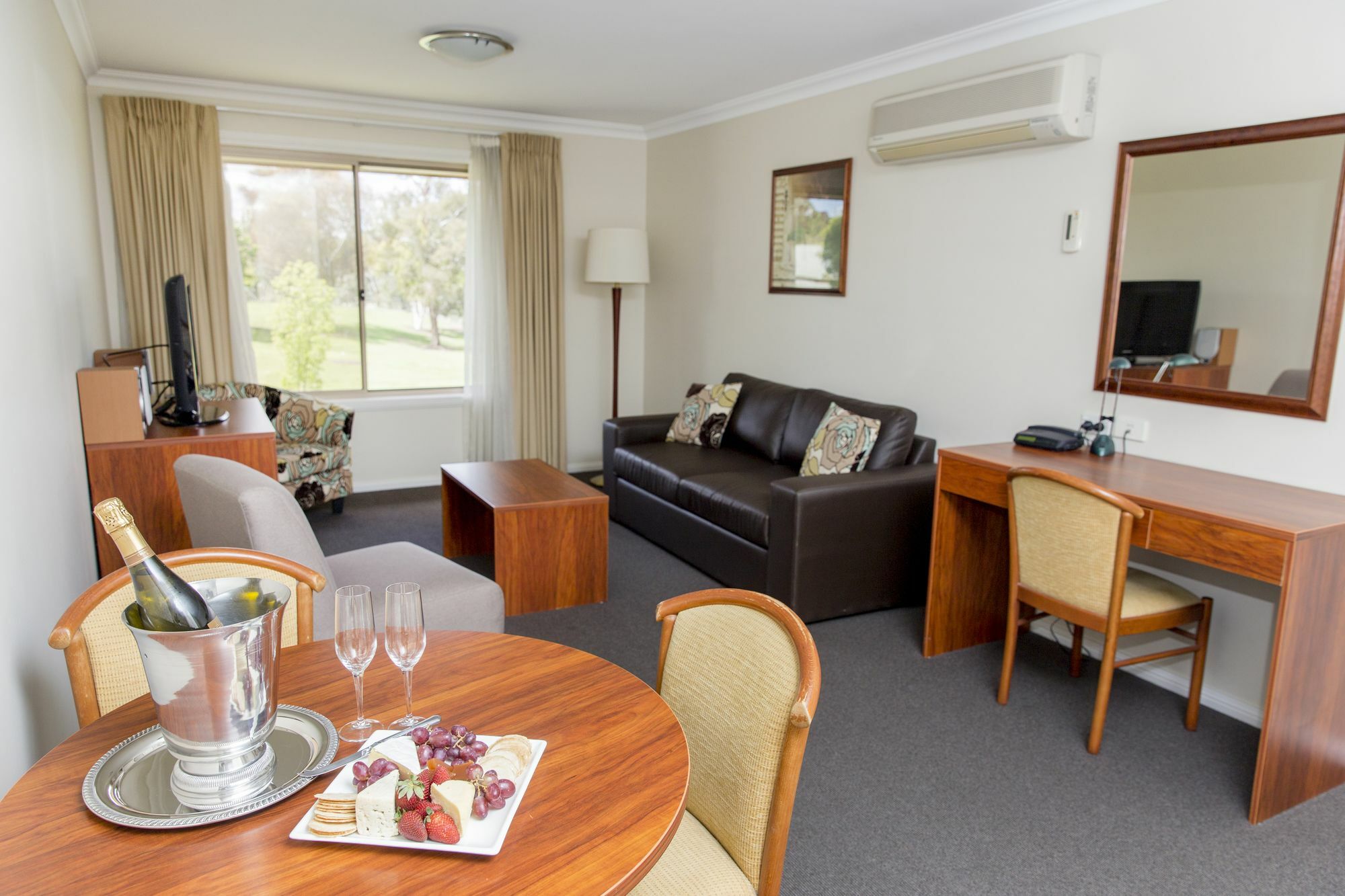 Charlotte Apartments บาเทิร์สต์ ภายนอก รูปภาพ